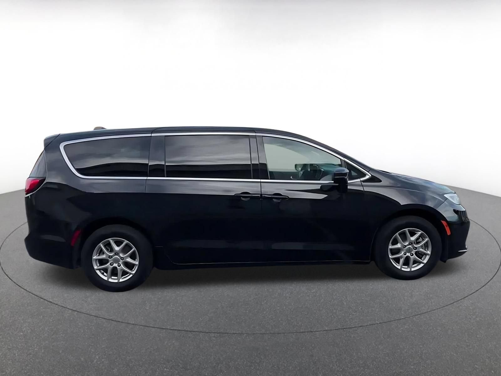 Used 2025 Chrysler Pacifica Select FWD image 15
