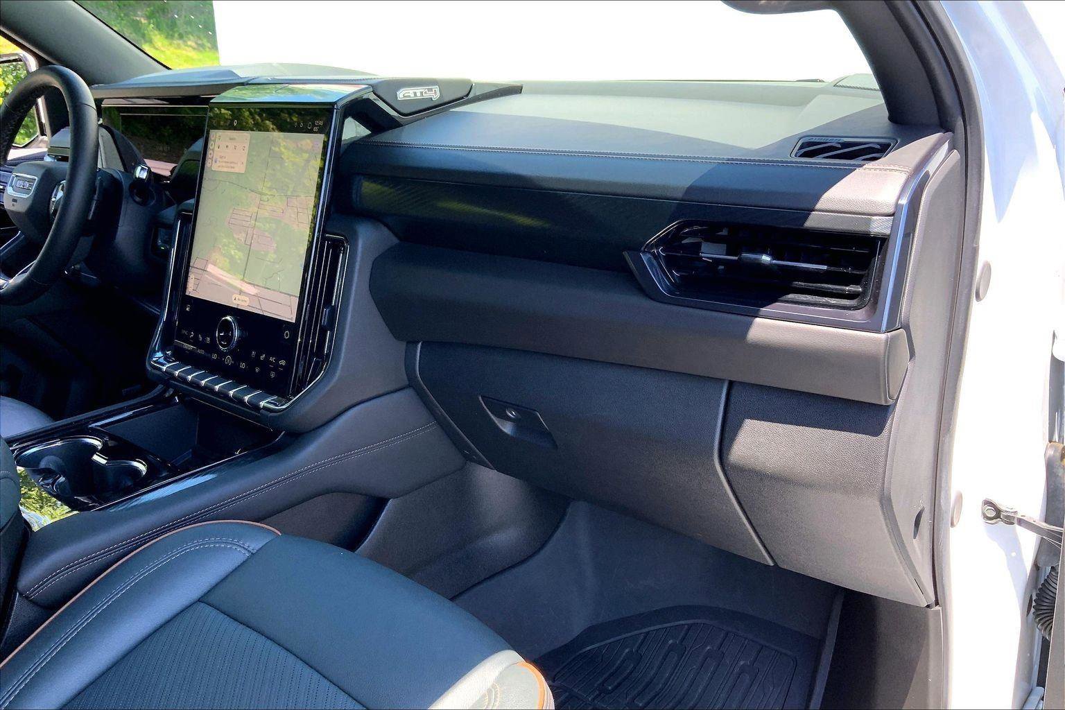 Used 2025 GMC Yukon XL AT4 w/ AT4 Premium Package AWD/4WD image 15