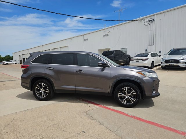 Used 2019 Toyota Highlander LE image 4