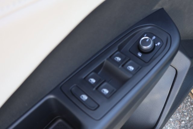 Certified 2025 Volkswagen Taos SE image 11