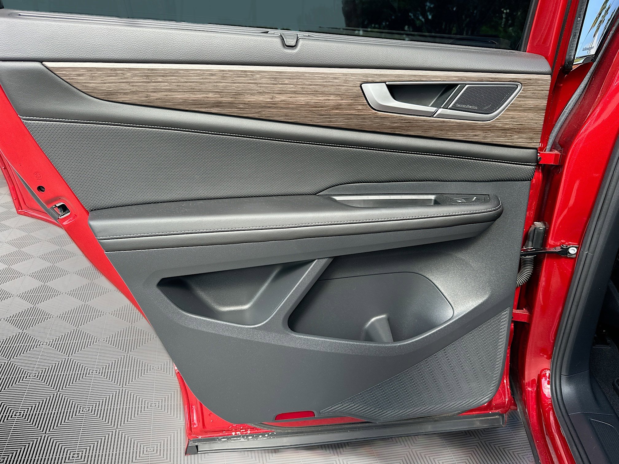 Used 2024 Volkswagen Atlas SEL Premium R-Line image 28