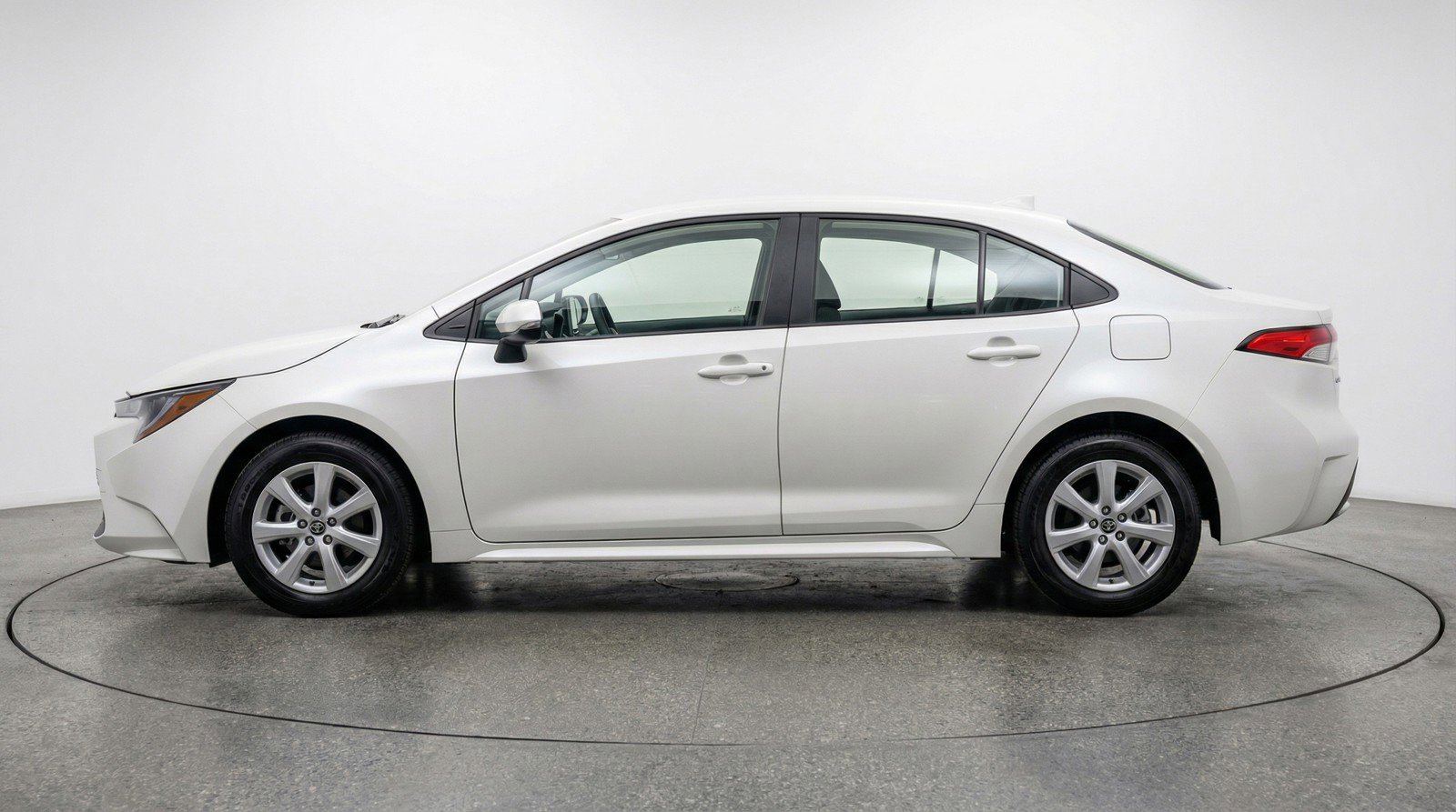 Used 2025 Toyota Corolla LE FWD image 5