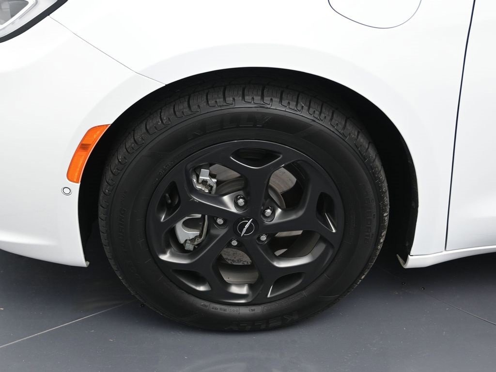 Used 2024 Chrysler Pacifica Select image 9