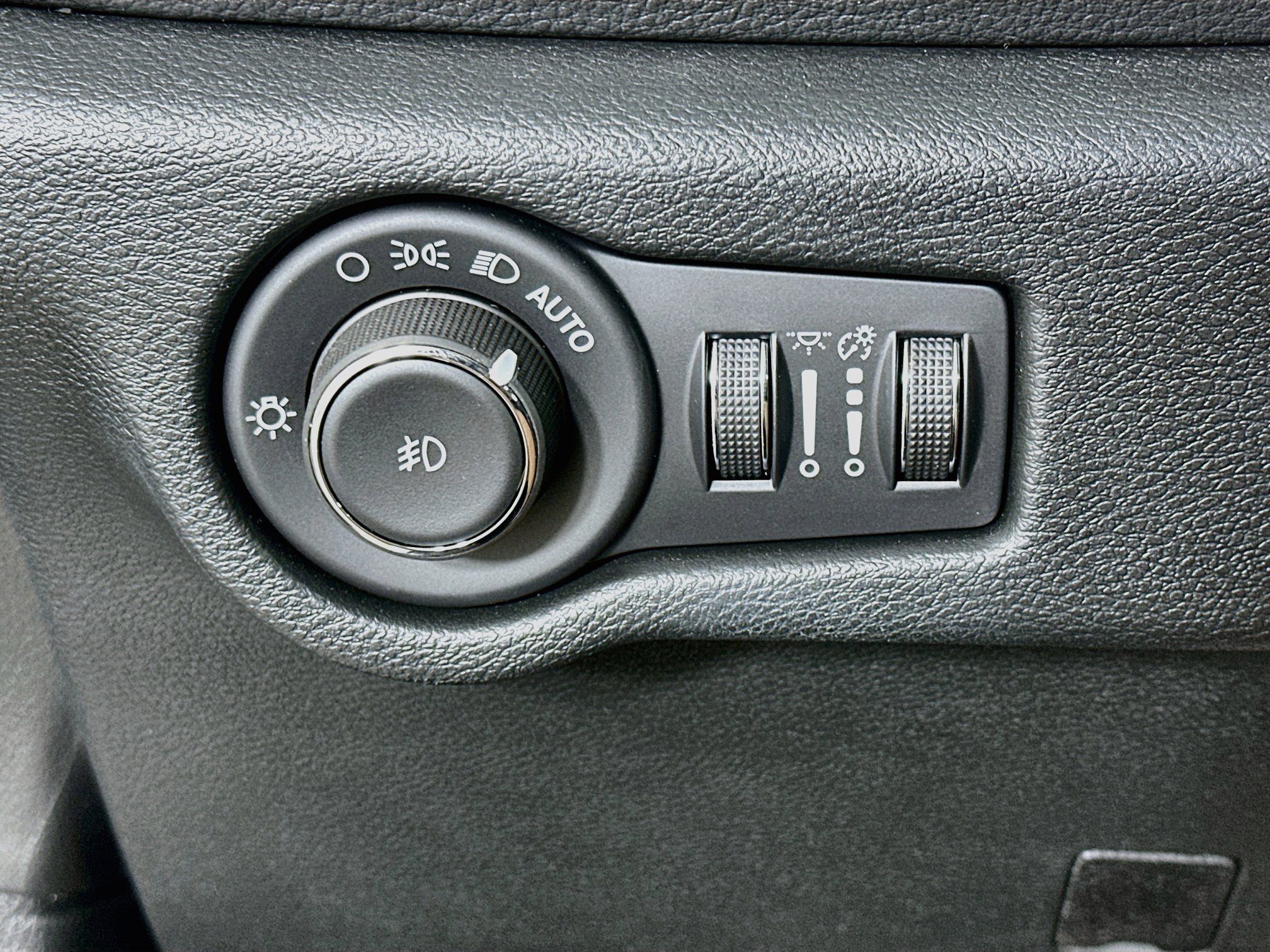 Used 2025 Chrysler Pacifica Premium FWD image 17