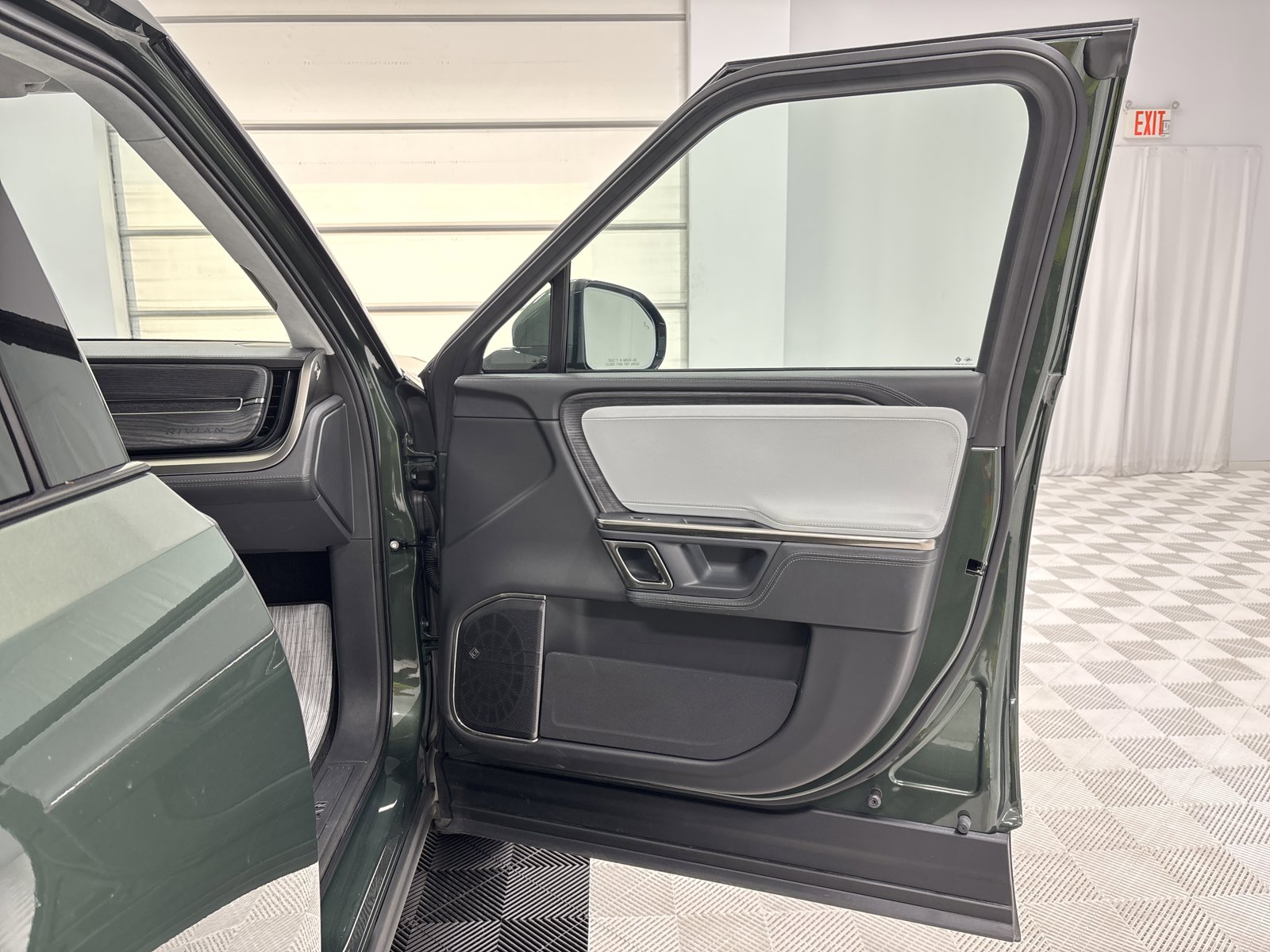 Used 2023 Rivian R1T Adventure image 18