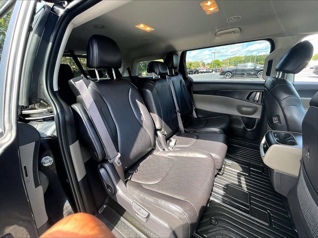 Used 2025 Kia Carnival FWD image 15