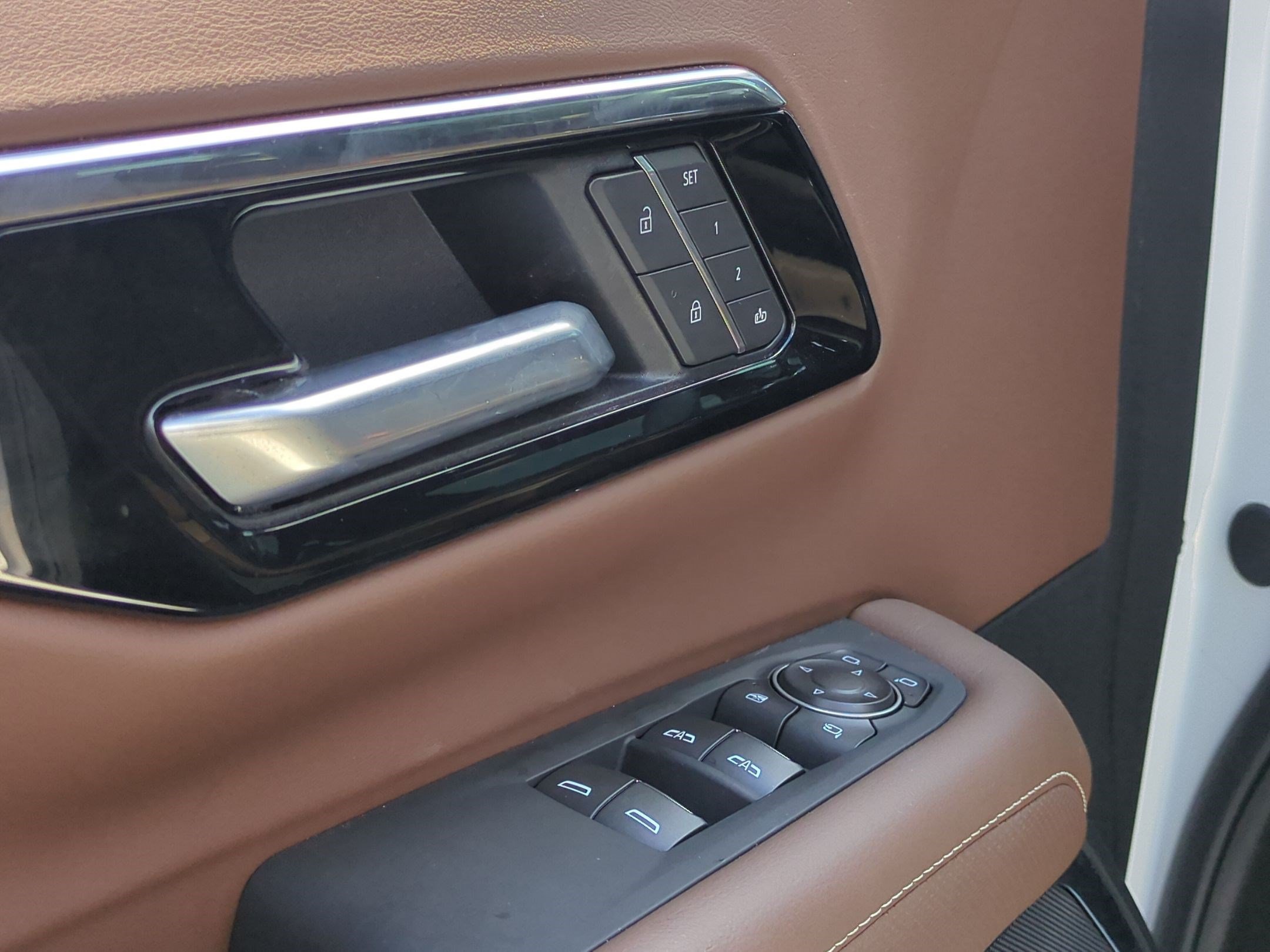 Used 2025 Chevrolet Tahoe High Country AWD/4WD image 13