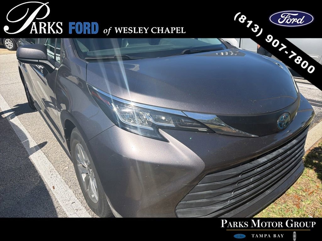Used 2021 Toyota Sienna LE w/ LE Plus Package image 1