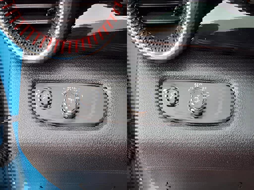 Used 2025 Chevrolet Trax RS w/ Sunroof Package image 16