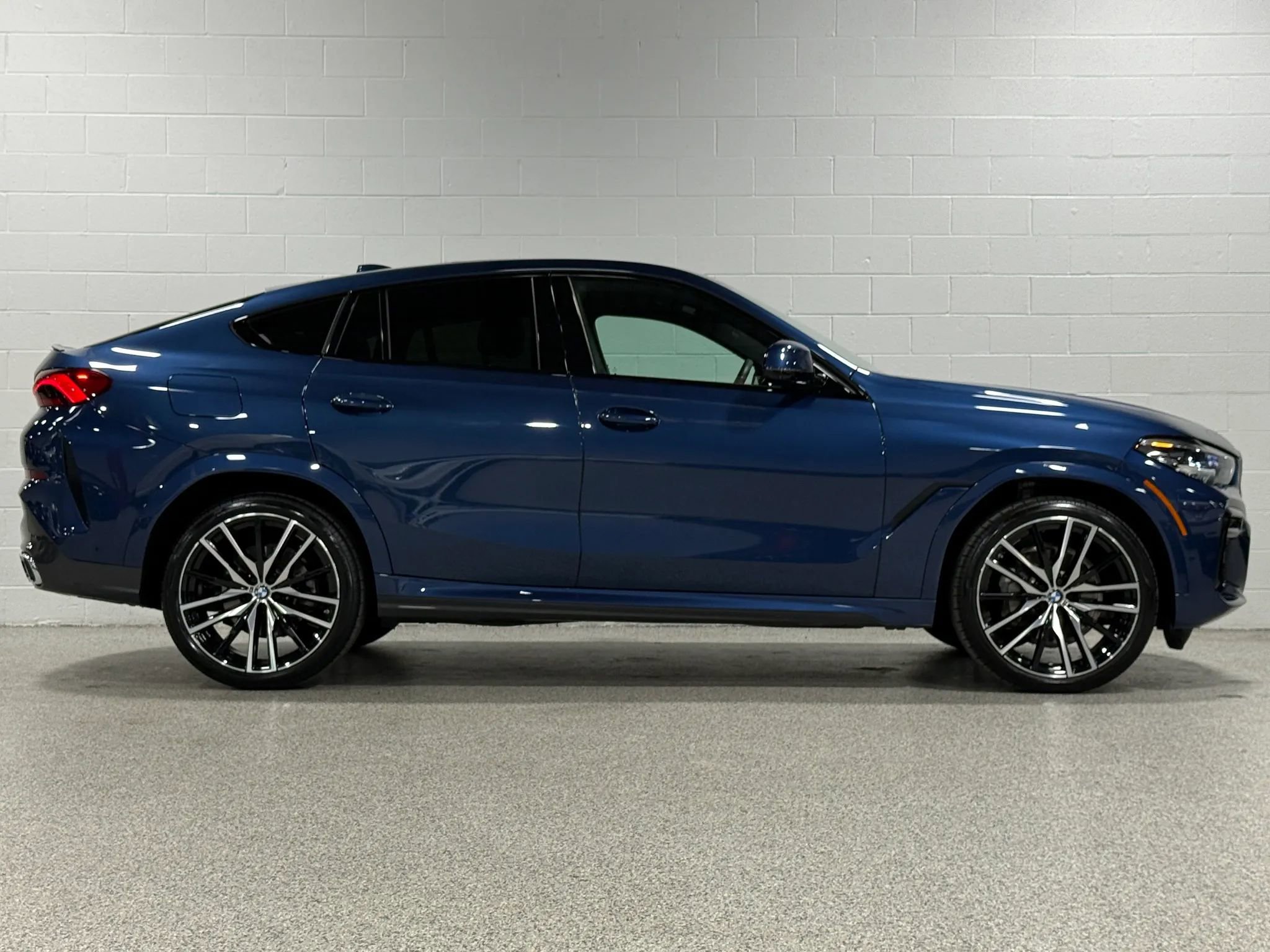 Used 2022 BMW X6 xDrive40i w/ M Sport Package AWD/4WD image 5