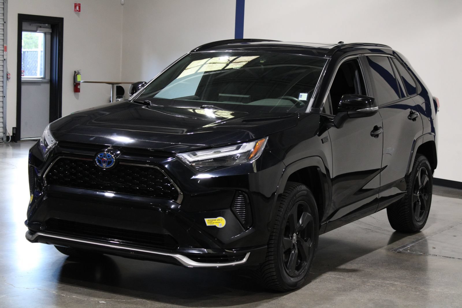 Used 2022 Toyota RAV4 SE w/ Weather & Moonroof Package AWD/4WD image 8