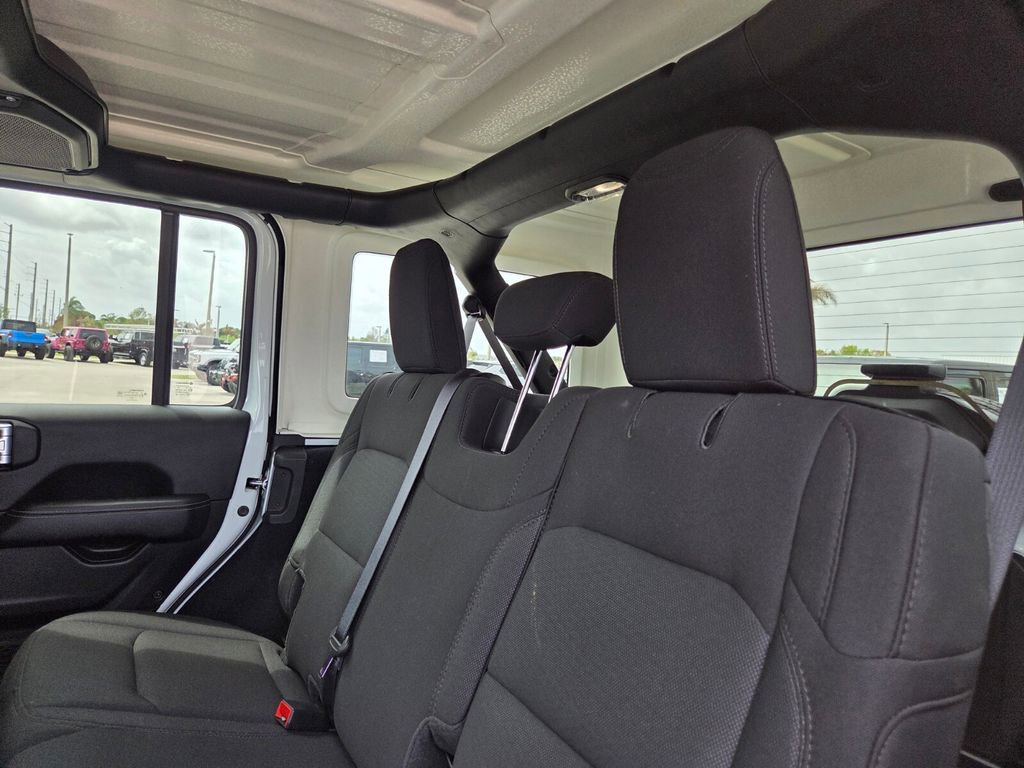 Used 2023 Jeep Wrangler Unlimited Sahara AWD/4WD image 17