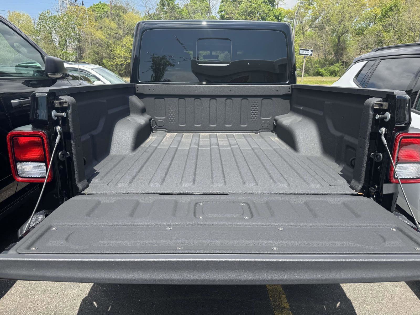 Used 2022 Jeep Gladiator Overland w/ Cold Weather Group AWD/4WD image 16
