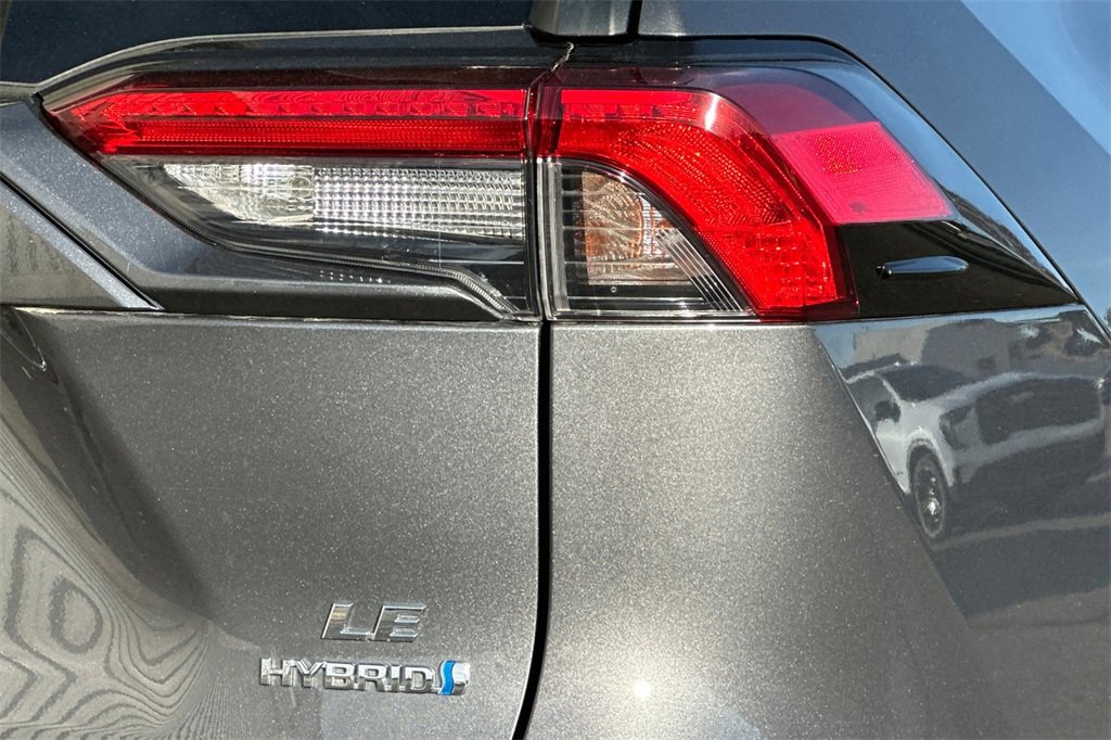 Used 2020 Toyota RAV4 LE image 28