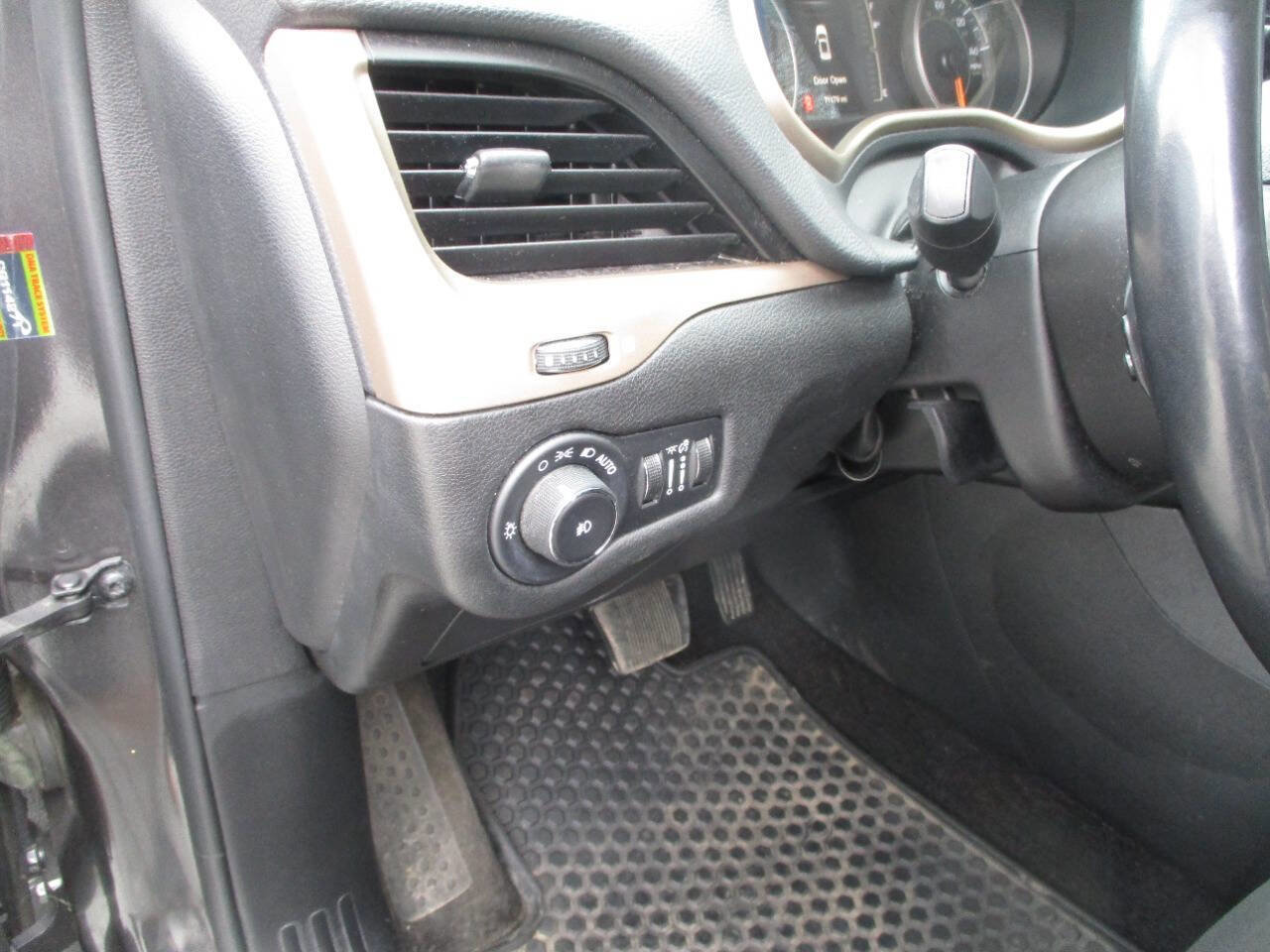 Used 2016 Jeep Cherokee Latitude w/ Cold Weather Group image 19