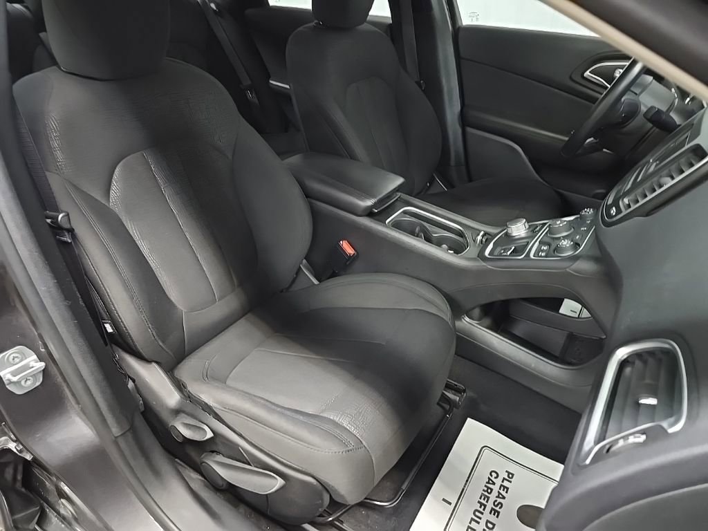 Used 2015 Chrysler 200 Limited w/ Convenience Group image 14