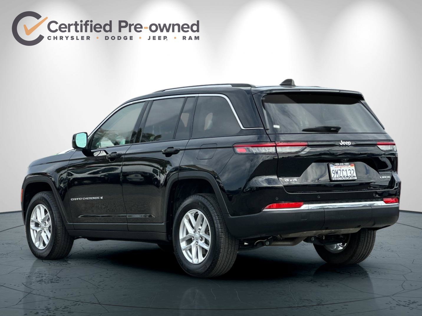 Used 2023 Jeep Grand Cherokee Laredo AWD/4WD image 6