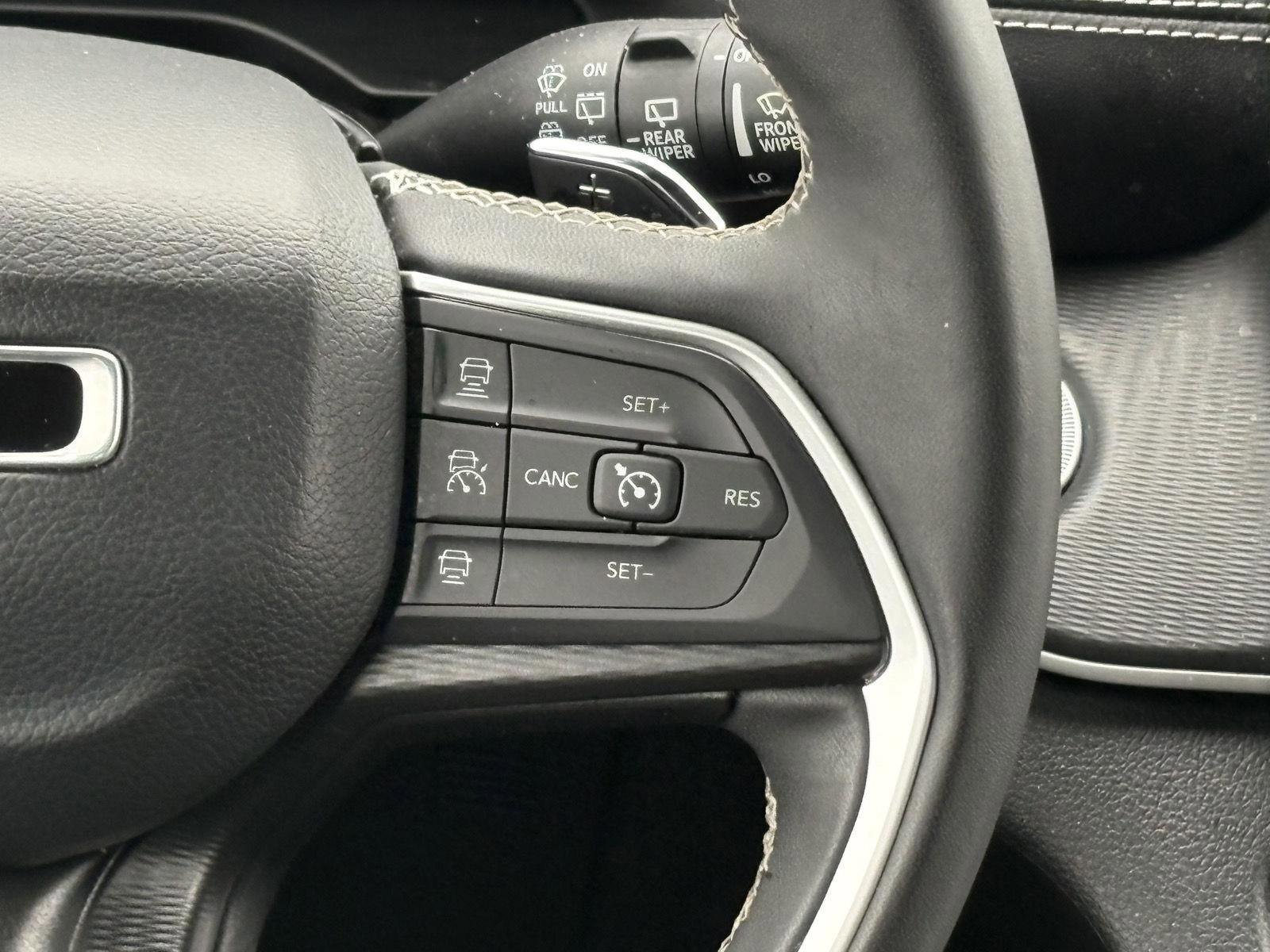 Used 2024 Jeep Grand Cherokee L Laredo image 11