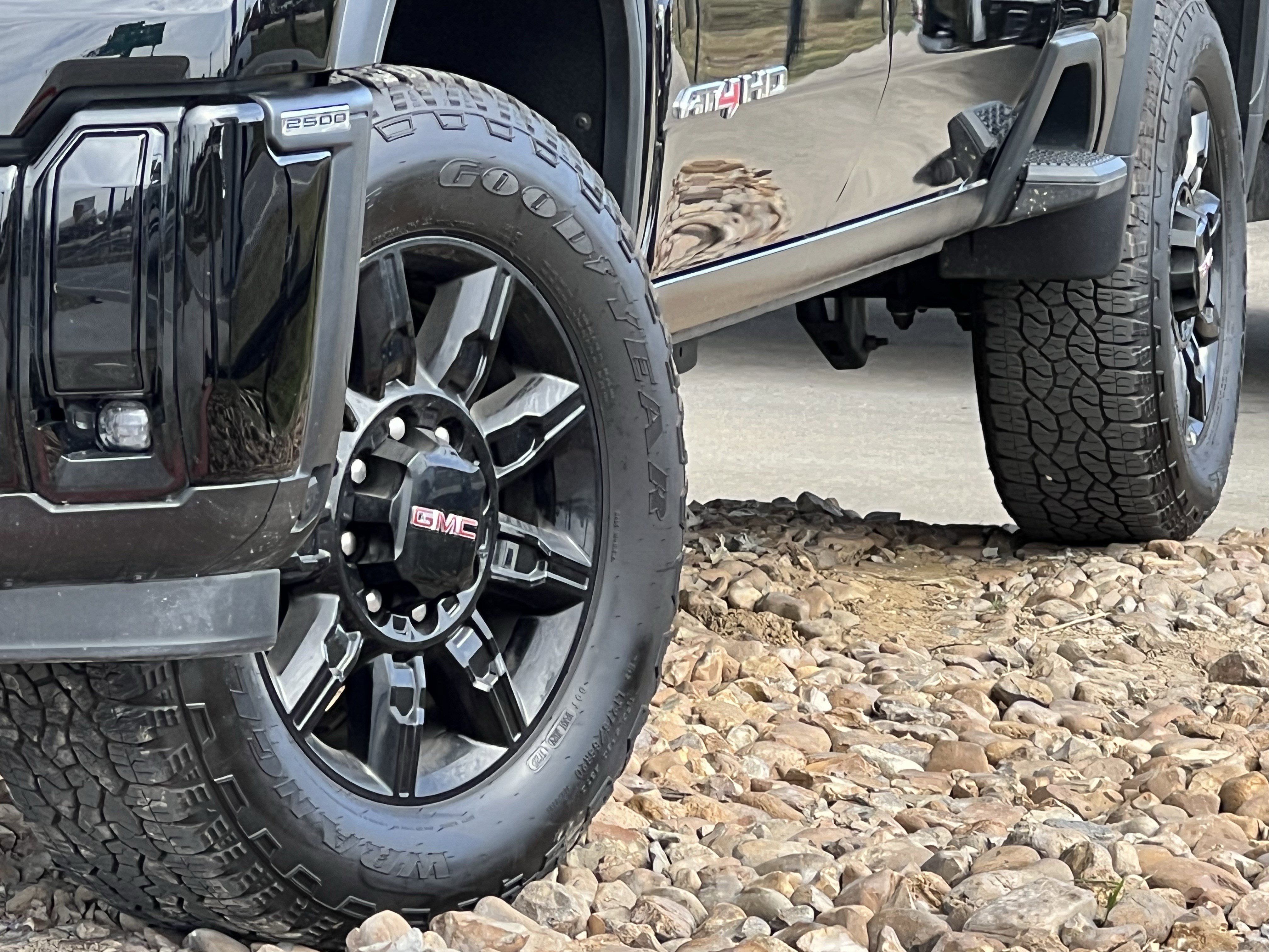 Used 2025 GMC Sierra 2500 AT4 image 8