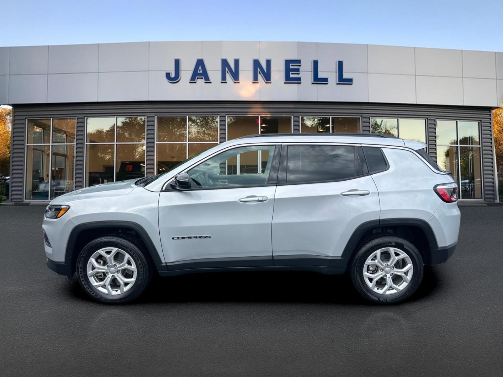 Used 2024 Jeep Compass Latitude w/ Convenience Group AWD/4WD image 8