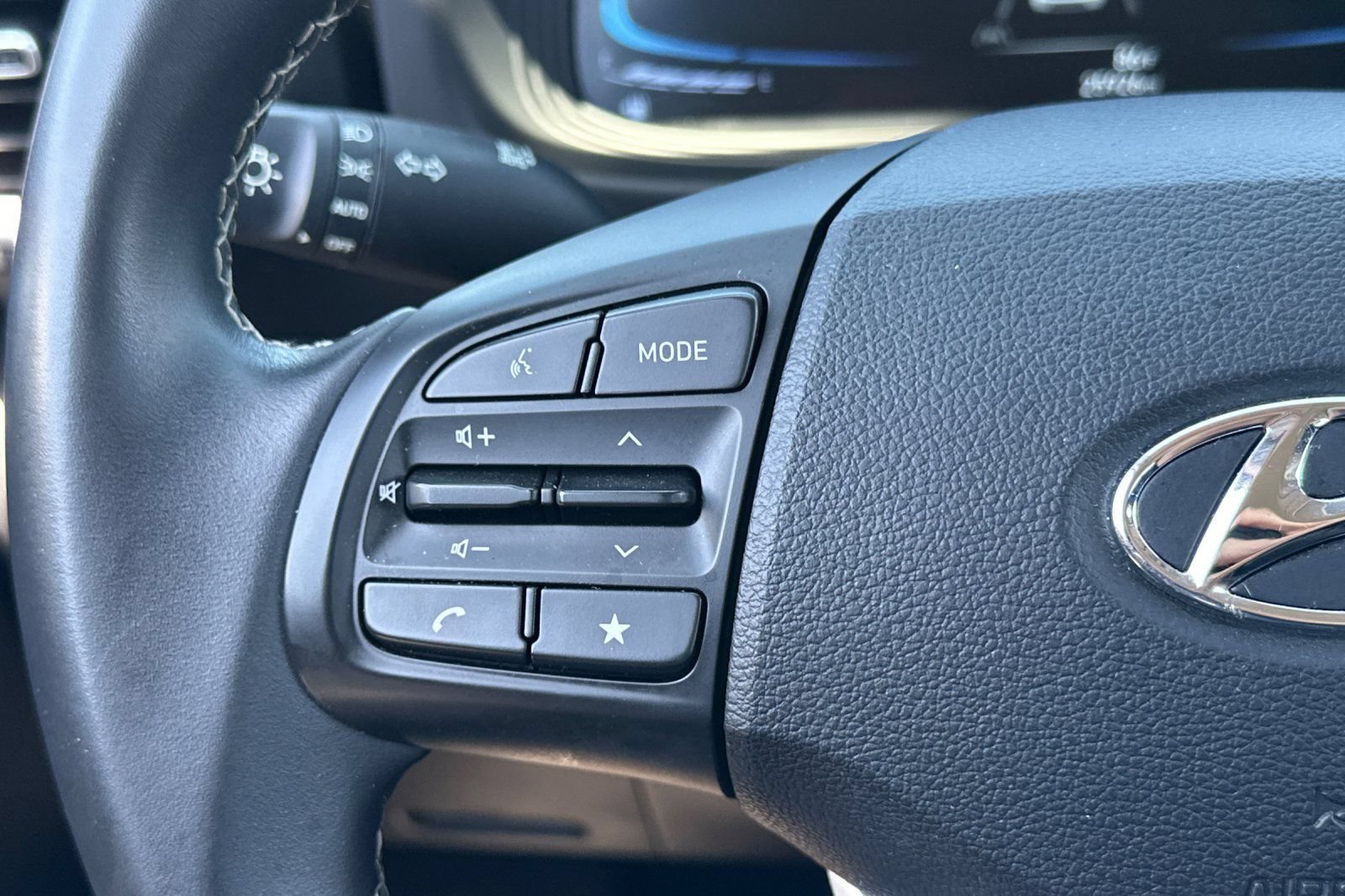Used 2025 Hyundai Venue SEL FWD image 30