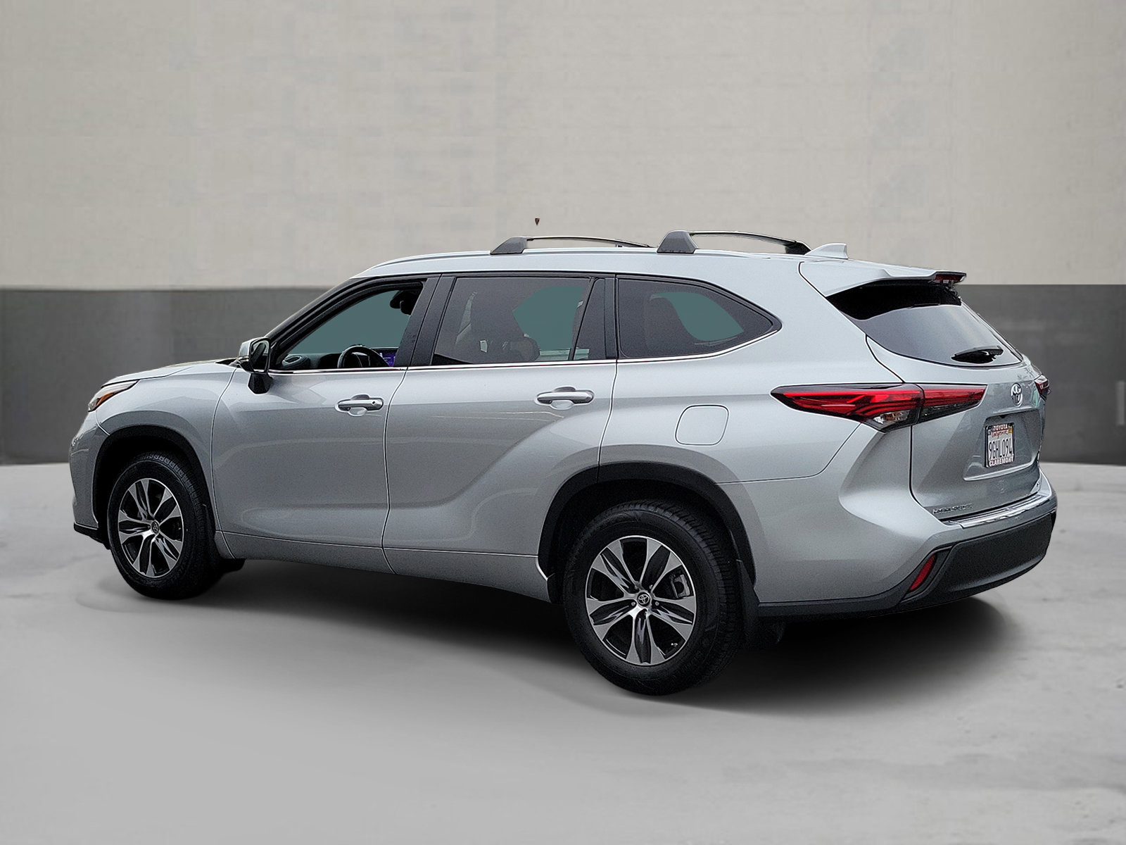 Used 2023 Toyota Highlander XLE FWD image 4