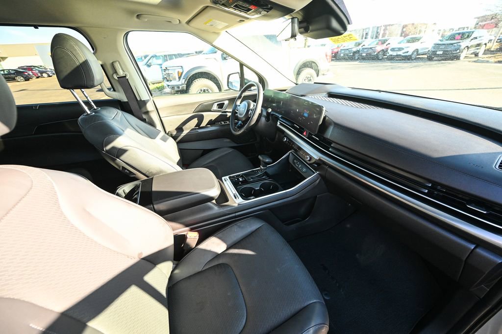 Used 2025 Kia Carnival SX Prestige image 24