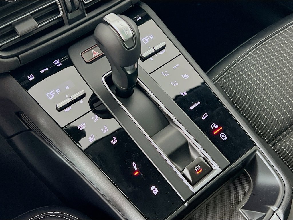 Certified 2026 Porsche Macan Turbo AWD/4WD image 18