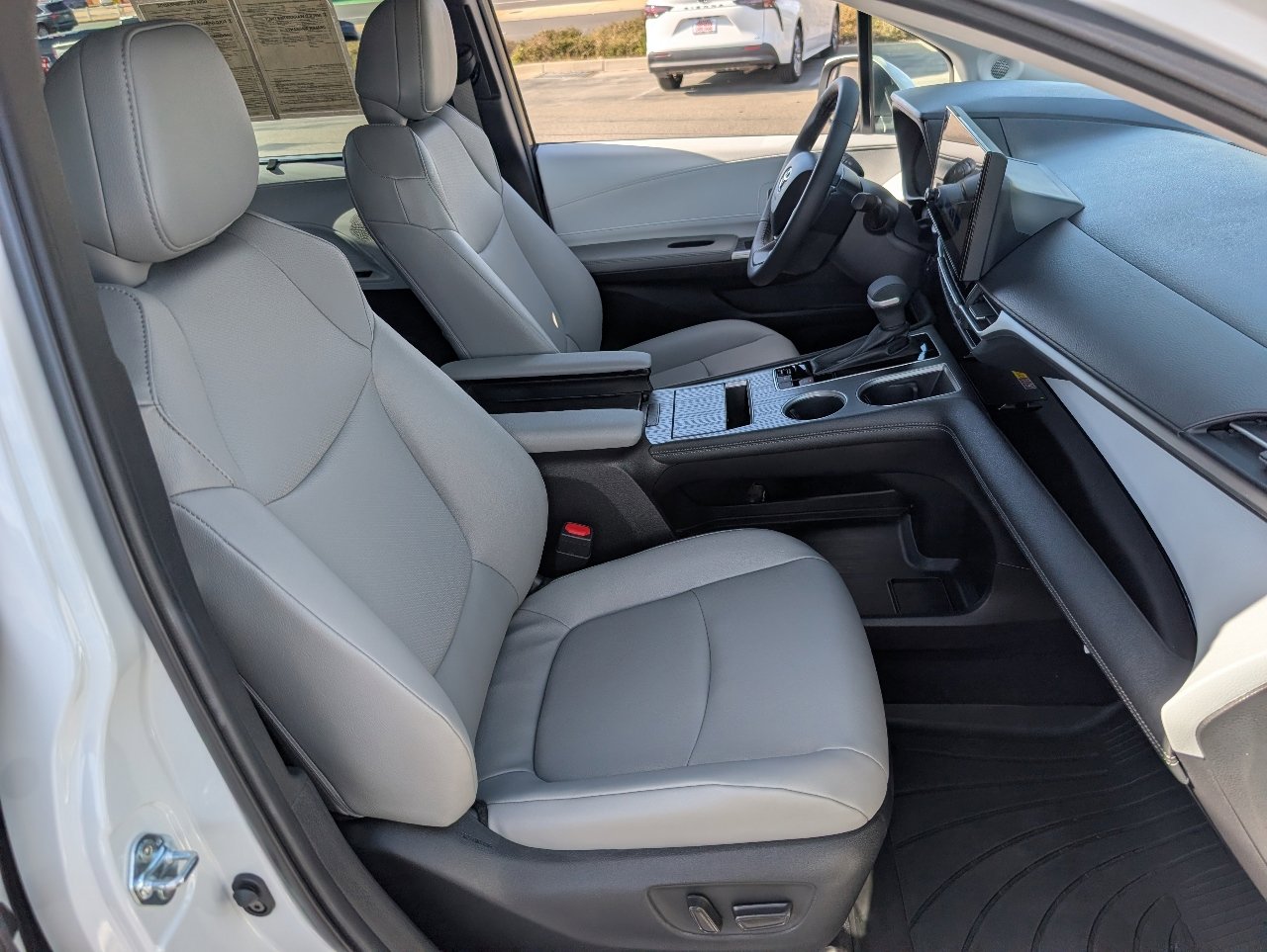 Used 2025 Toyota Sienna XLE w/ XLE Plus Package image 9