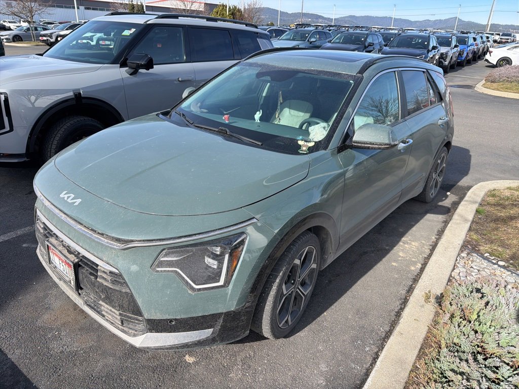 Used 2023 Kia Niro SX Touring image 2