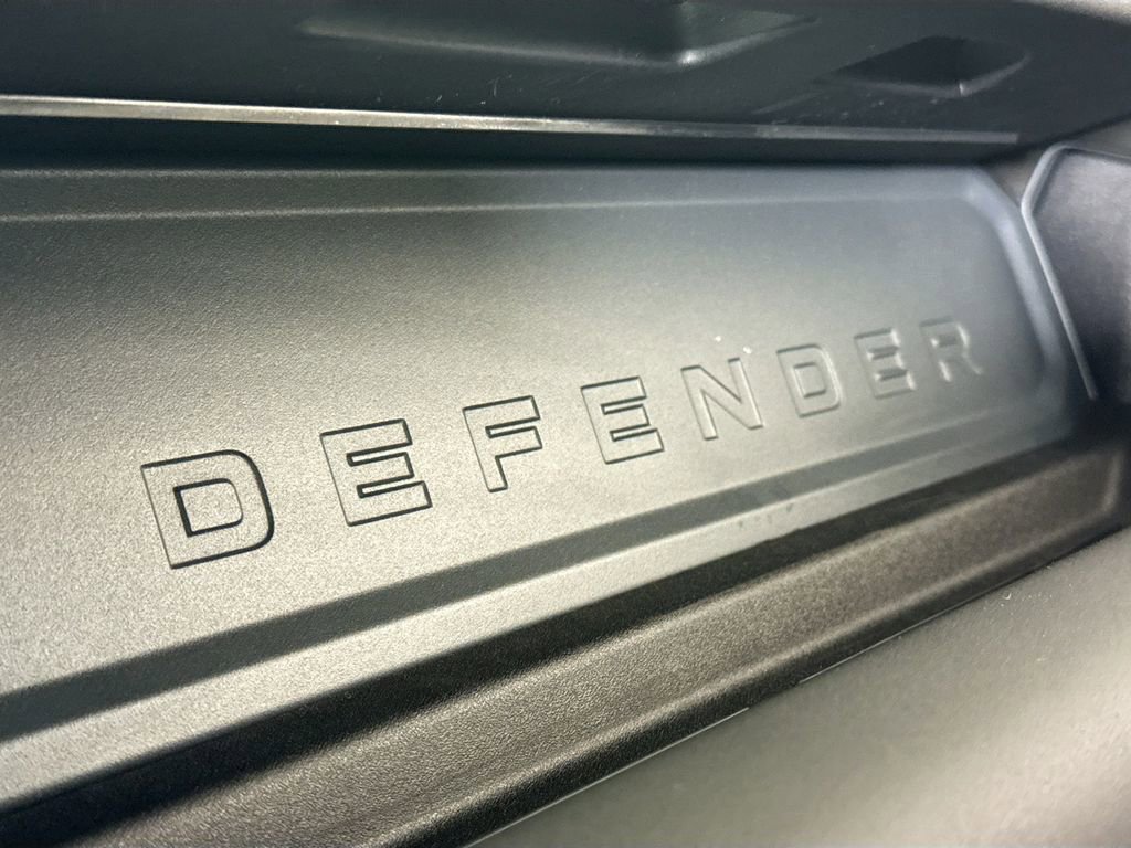 Used 2025 Land Rover Defender 110 X-Dynamic SE image 22