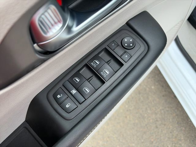 Used 2024 Chrysler Pacifica Touring-L FWD image 25