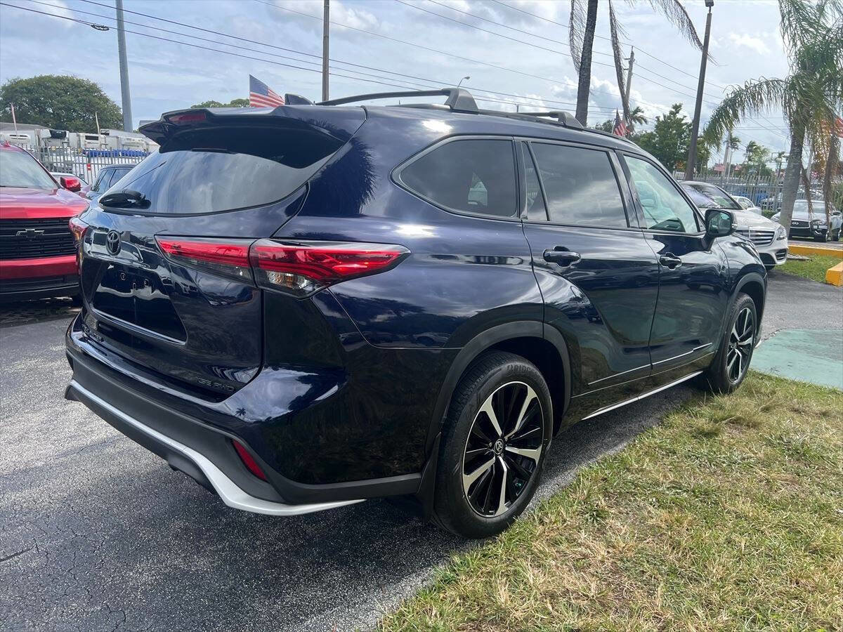 Used 2022 Toyota Highlander XSE AWD/4WD image 5