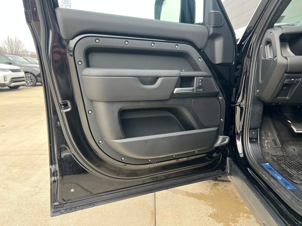 New 2025 Land Rover Defender 110 V8 image 10