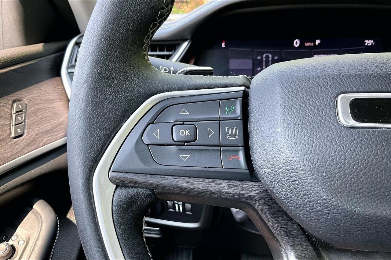 Certified 2023 Jeep Grand Cherokee Limited w/ Luxury Tech Group II AWD/4WD image 29