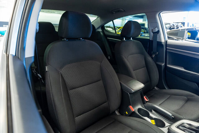 Used 2019 Hyundai Elantra SE w/ Winter Weather Package image 17