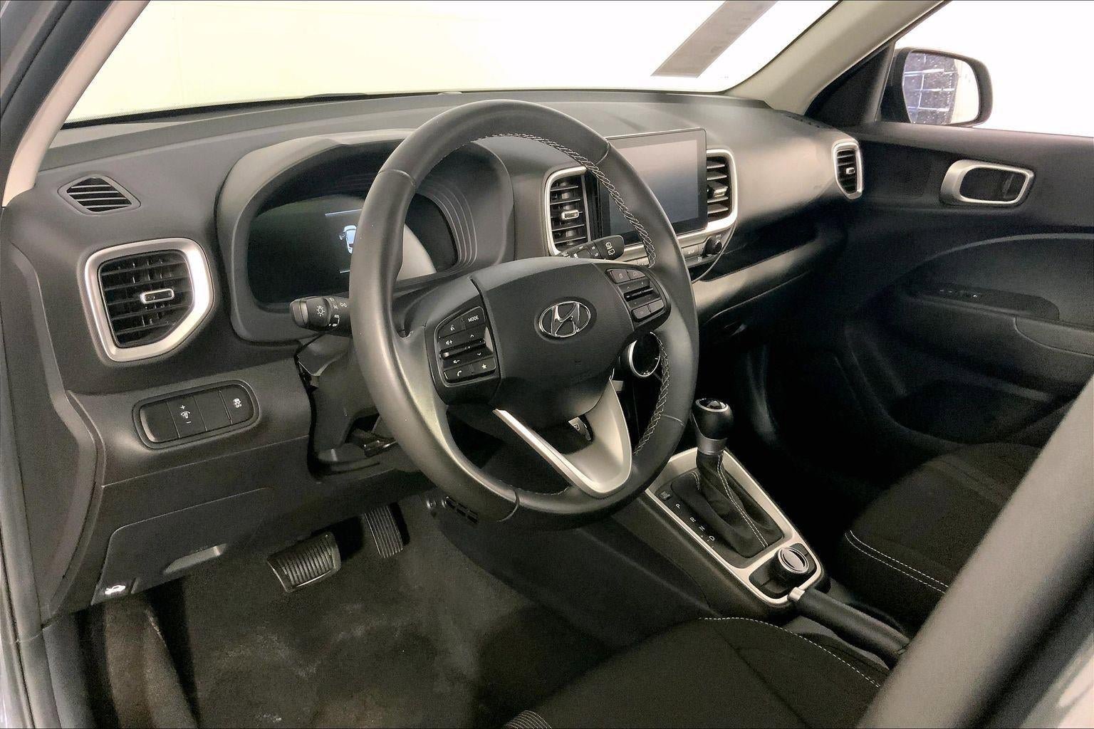 Used 2025 Hyundai Venue SEL FWD image 14