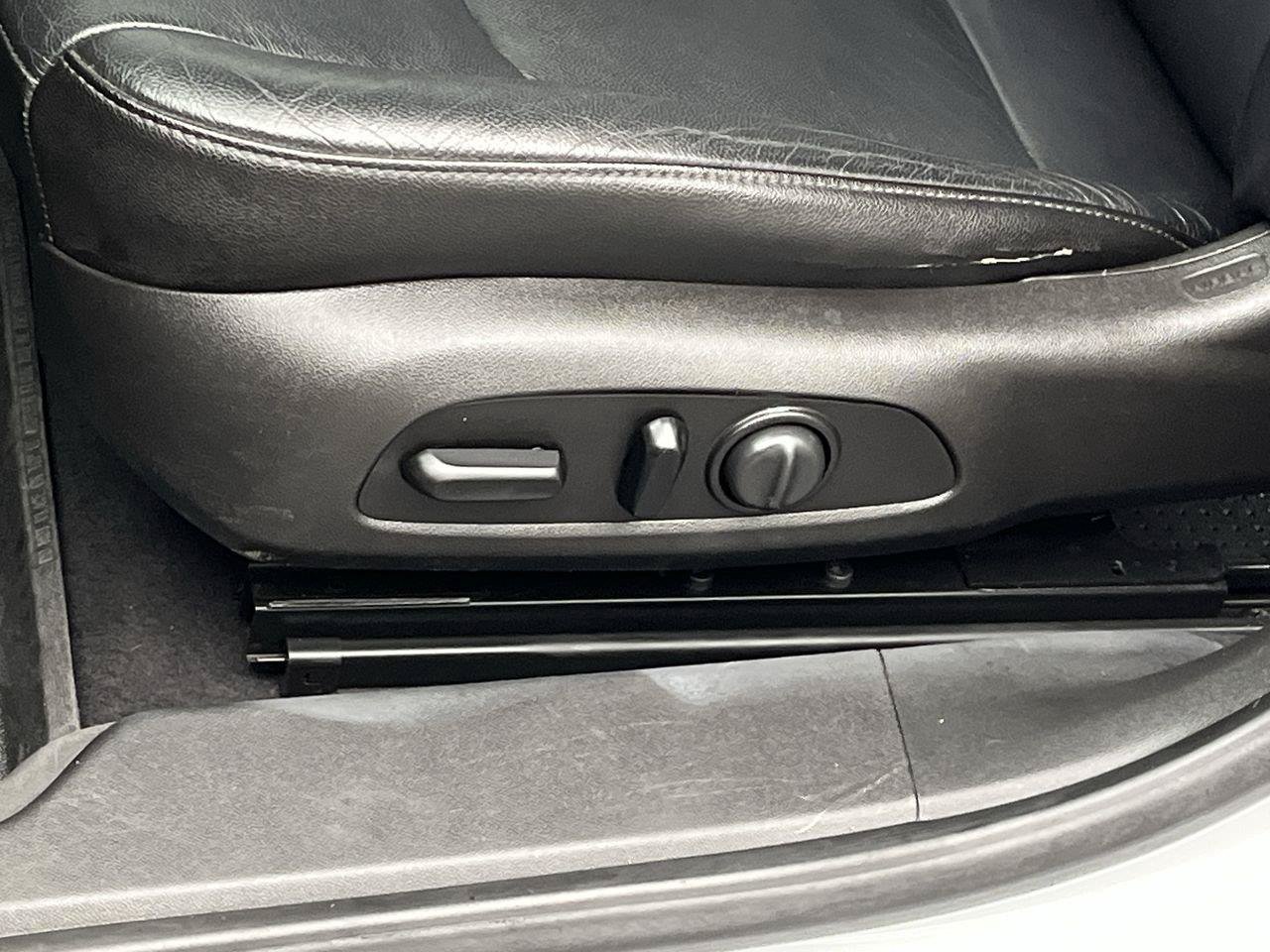 Used 2017 Chevrolet Malibu LT w/ Leather Package FWD image 9