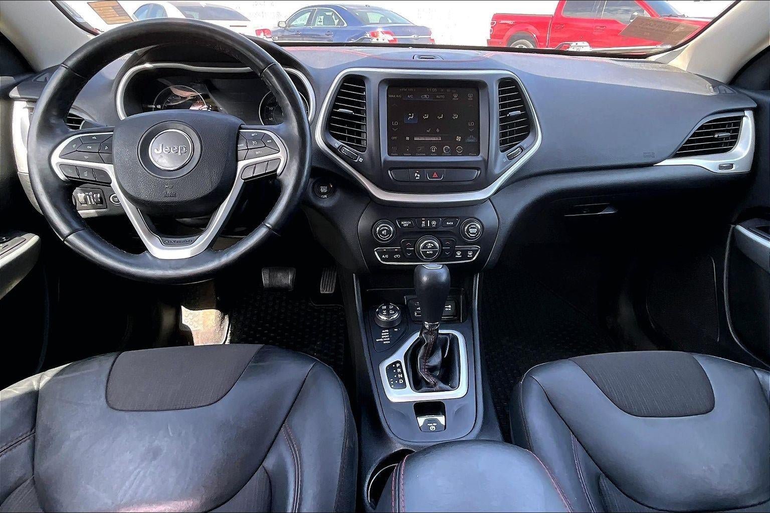 Used 2018 Jeep Cherokee Trailhawk w/ Comfort/Convenience Group AWD/4WD image 15