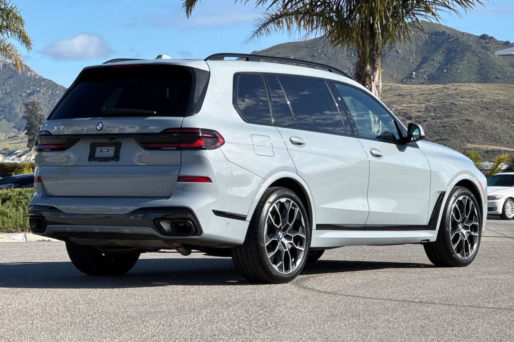 Used 2024 BMW X7 xDrive40i w/ M Sport Package AWD/4WD image 3
