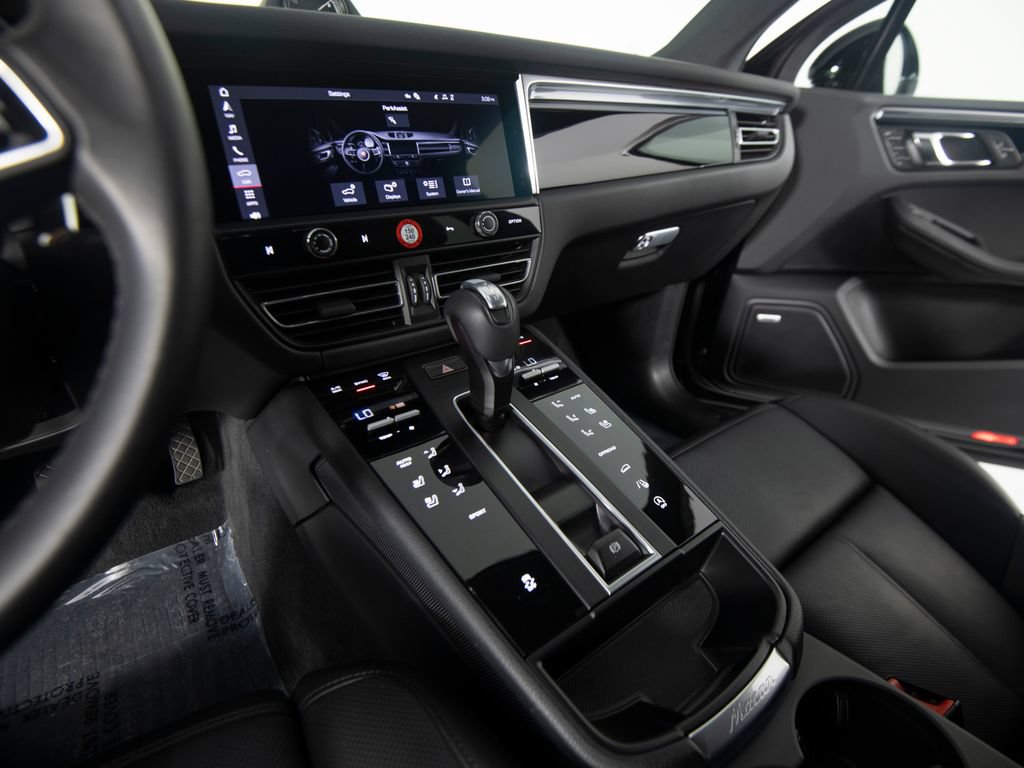 Certified 2026 Porsche Macan AWD/4WD image 28