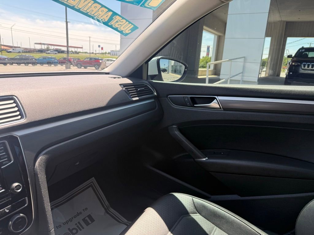 Used 2018 Volkswagen Passat 2.0T R-Line FWD image 16