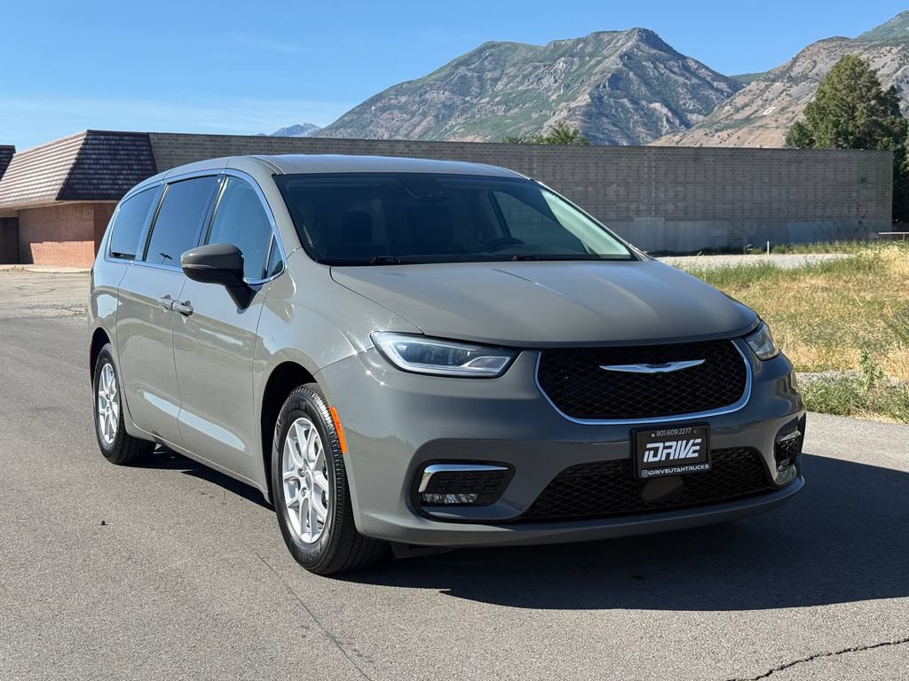 Used 2023 Chrysler Pacifica Touring-L FWD image 1