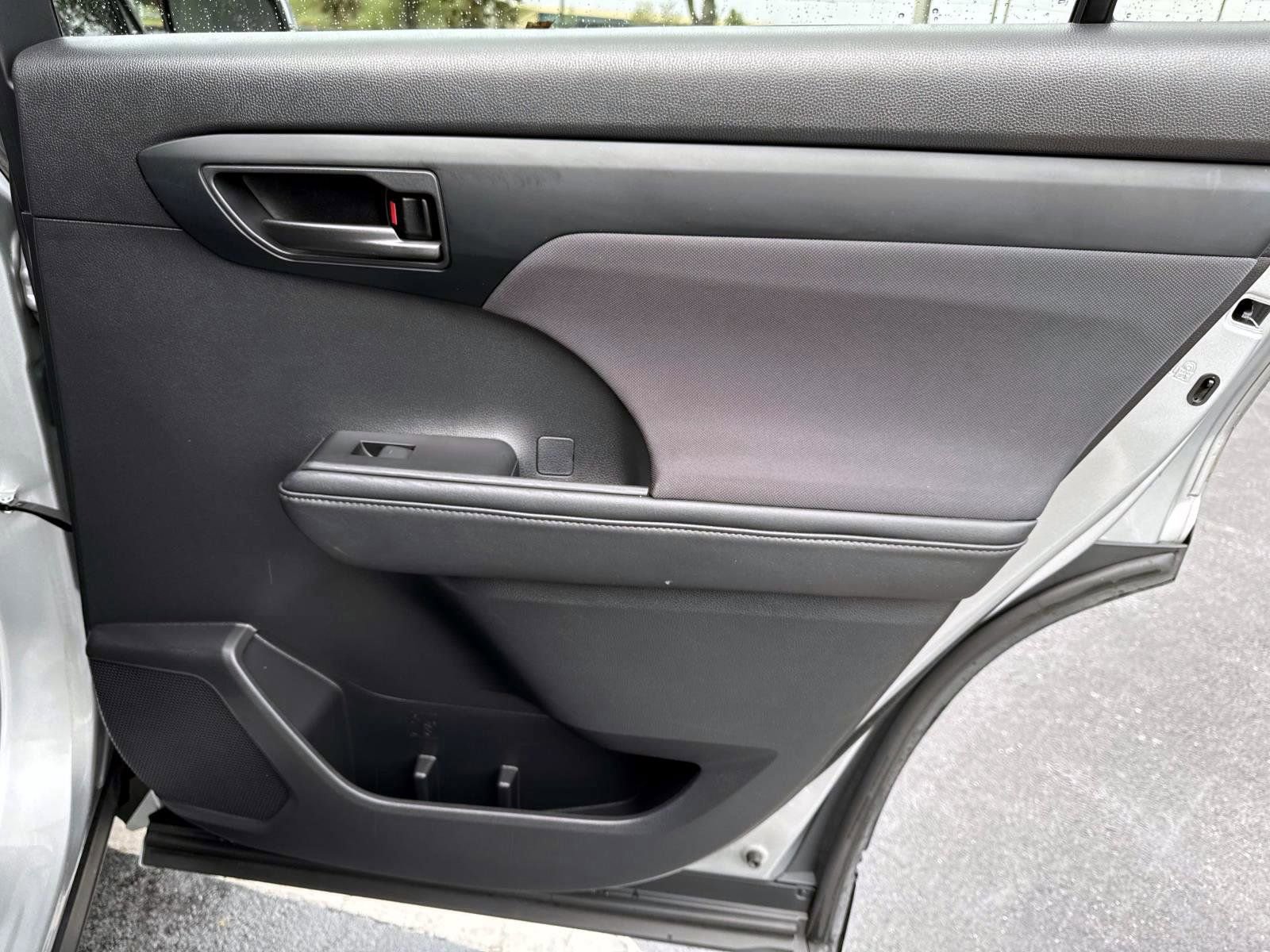 Used 2021 Toyota Highlander LE image 17