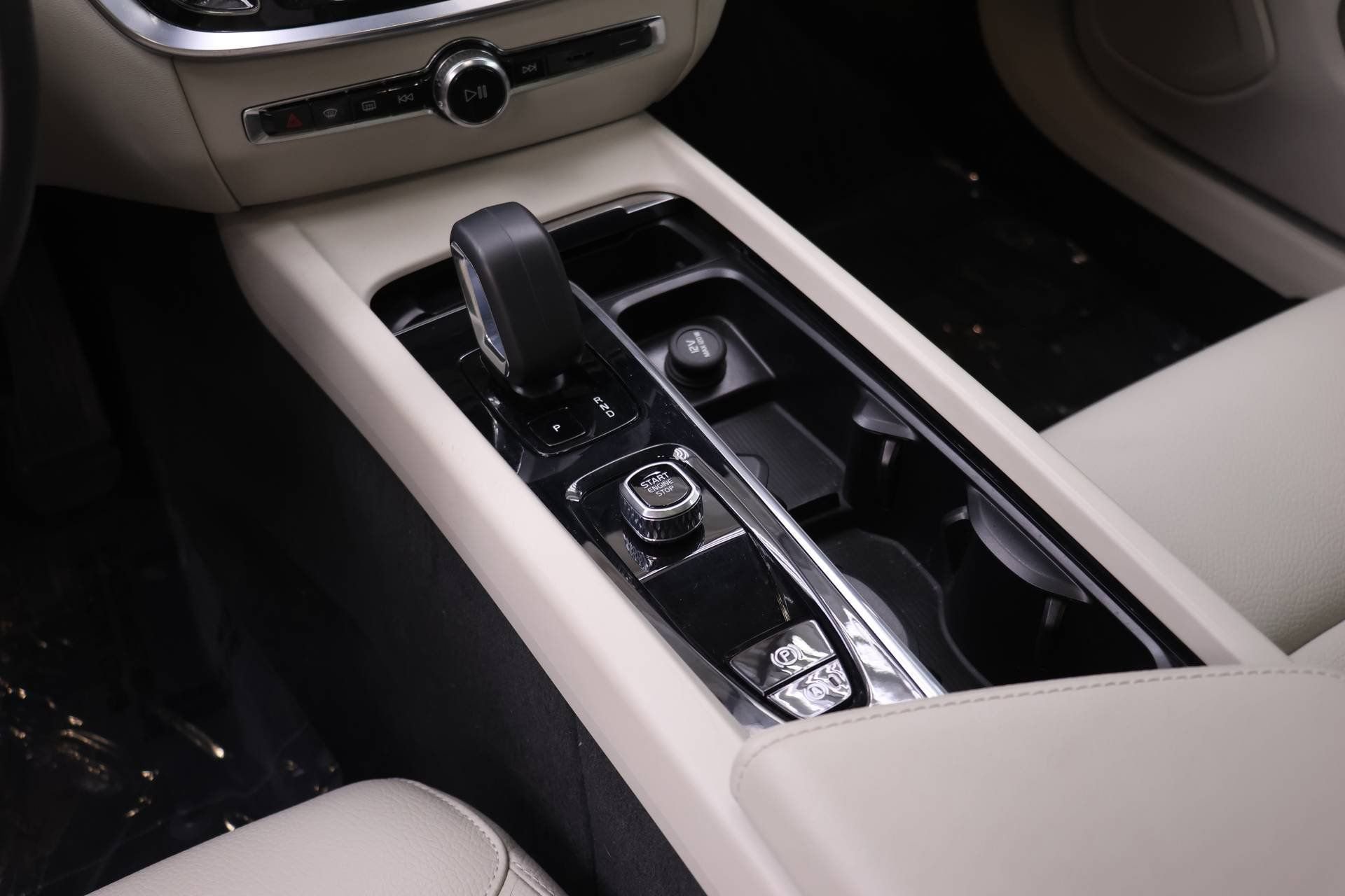 Certified 2023 Volvo V60 B5 Cross Country Plus w/ Climate Package image 16