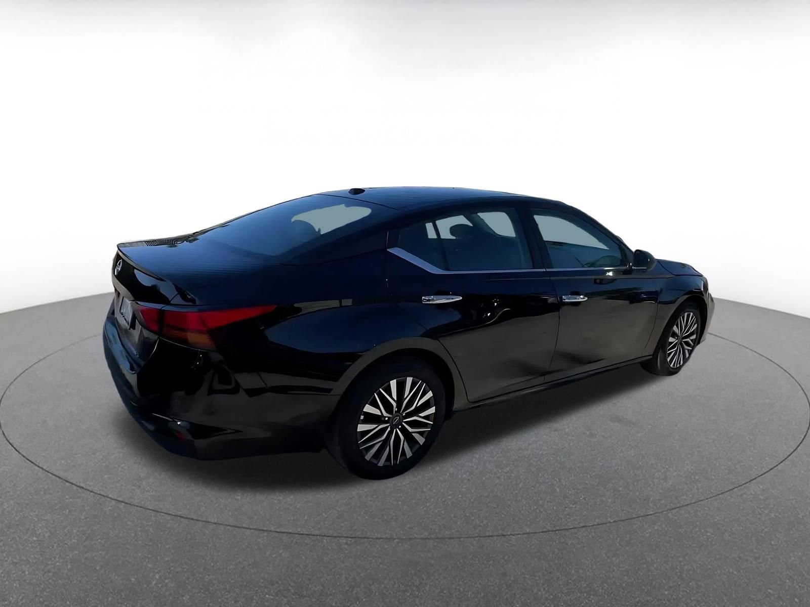 Used 2025 Nissan Altima 2.5 SV FWD image 15