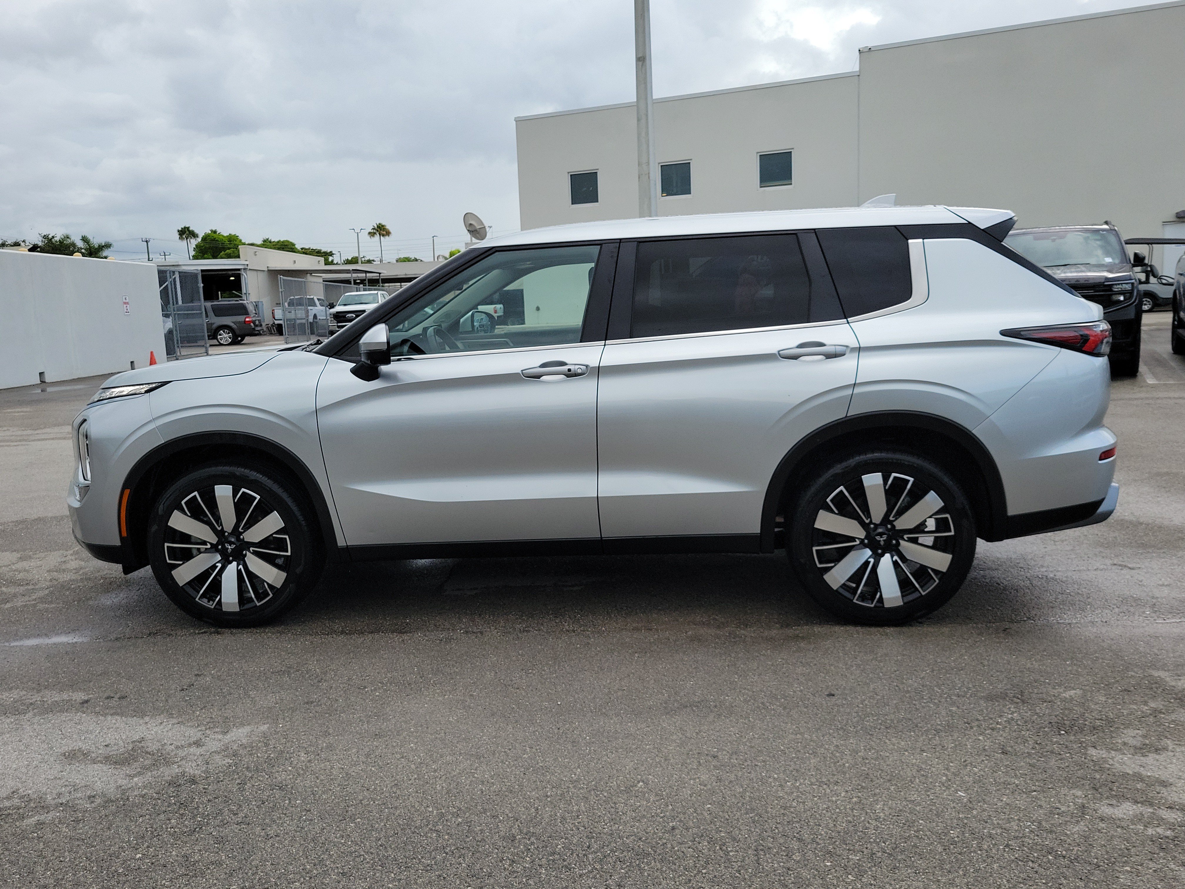 Used 2025 Mitsubishi Outlander SE FWD image 8