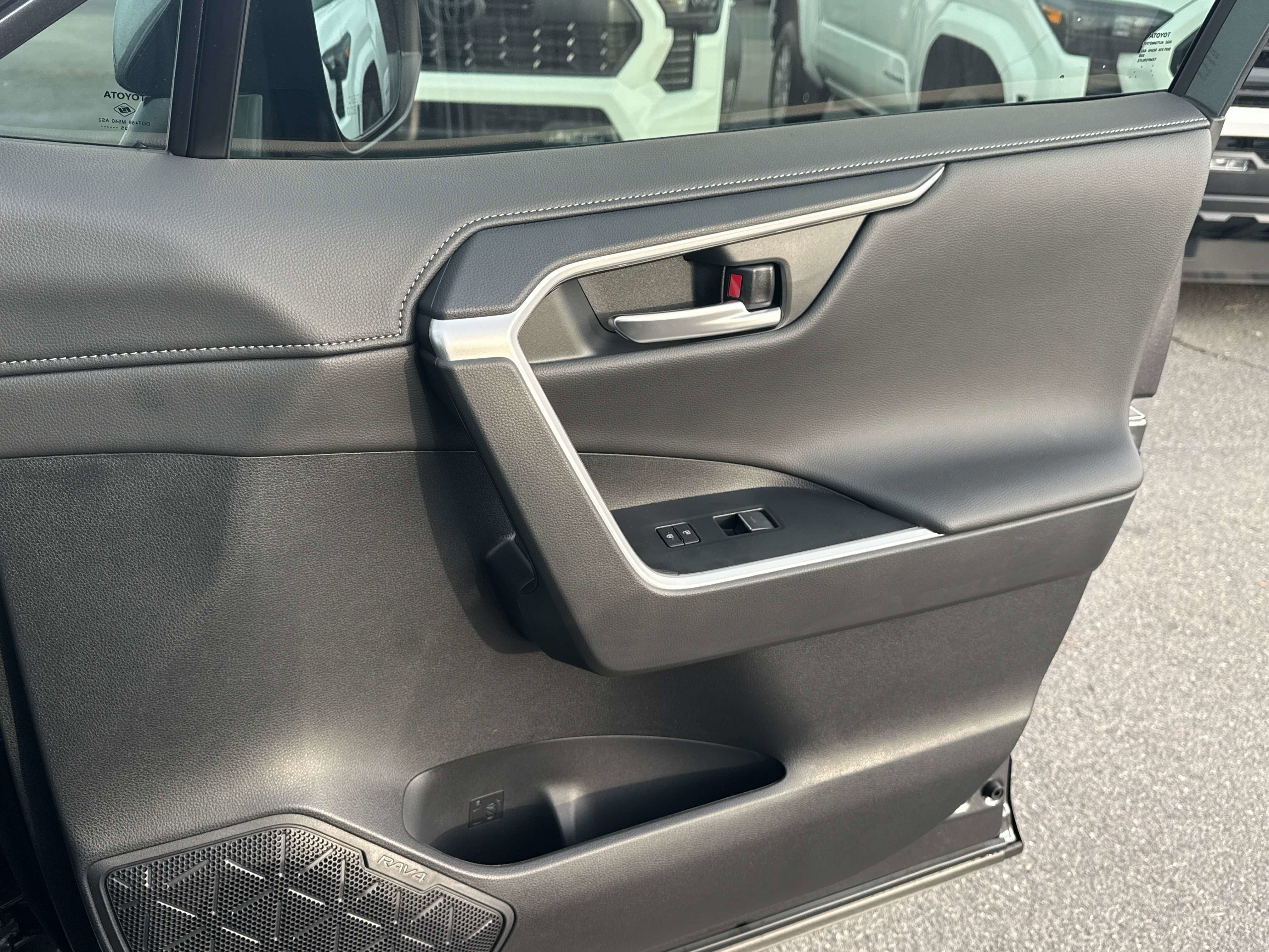 Used 2025 Toyota RAV4 Limited image 21