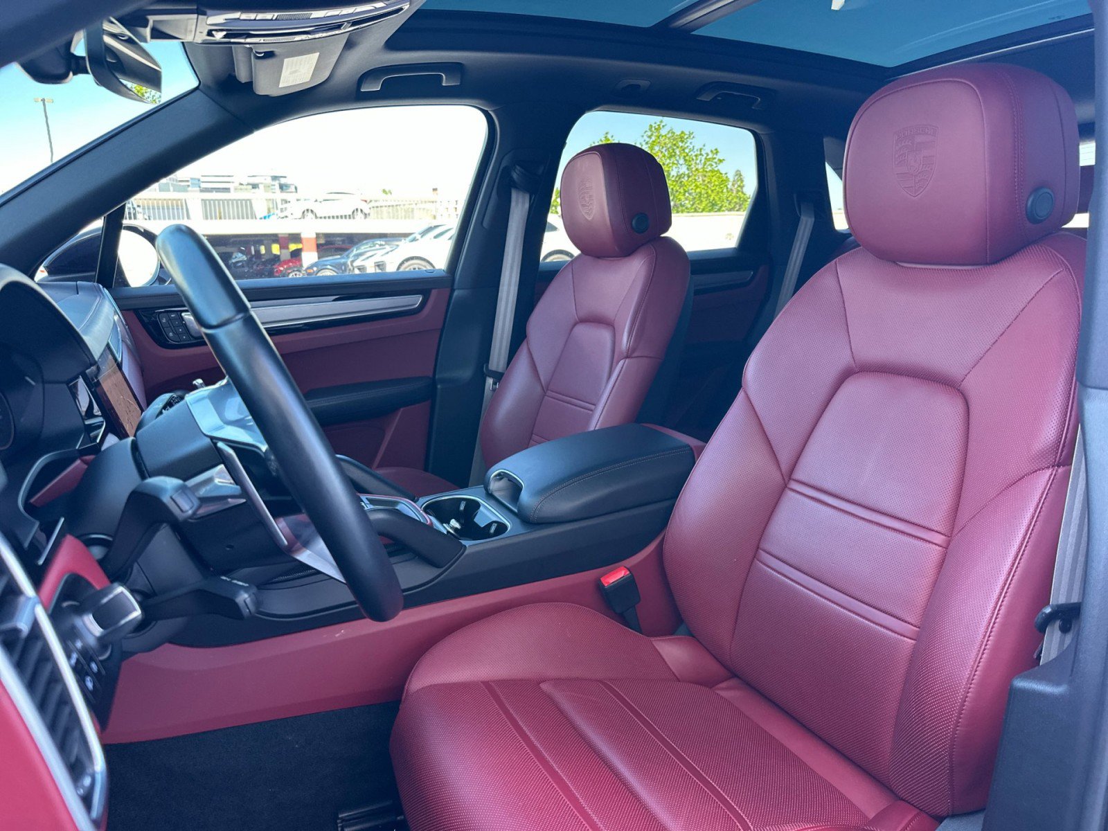 Certified 2022 Porsche Cayenne Platinum Edition image 5