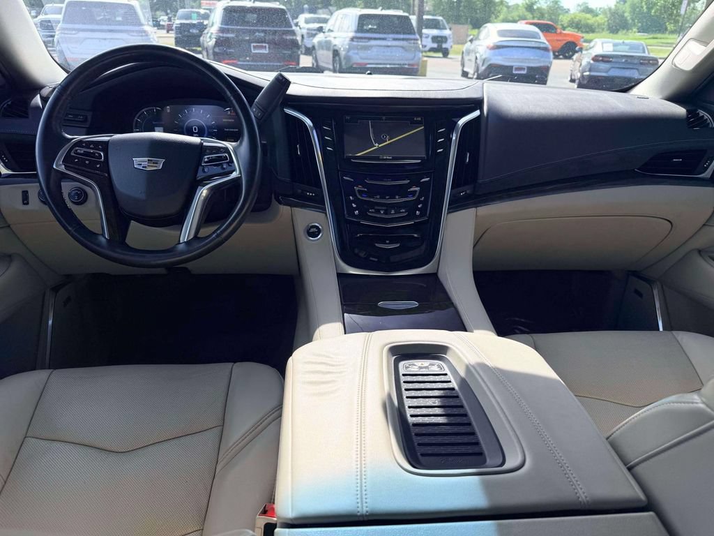 Used 2018 Cadillac Escalade Luxury AWD/4WD image 3